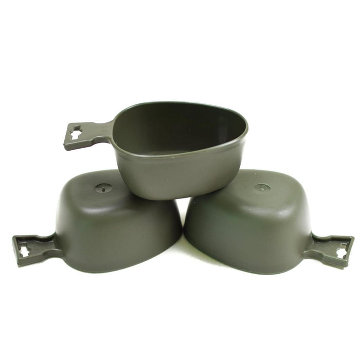 Tres tazas de plástico genuinas del ejército sueco apiladas, diseñadas para uso duradero en exteriores y bebidas calientes.