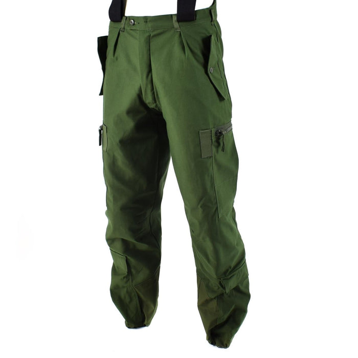 Auténticos pantalones BDU térmicos suecos de color verde oliva con tirantes, diseñados para climas extremadamente fríos y uso rudo en exteriores.