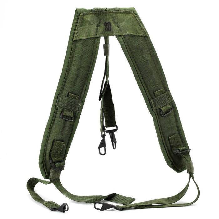 Tirantes de cinturón militar originales LC-2 del Ejército de EE. UU. en verde oliva con correas acolchadas y clips de fijación ALICE para soporte de carga pesada.