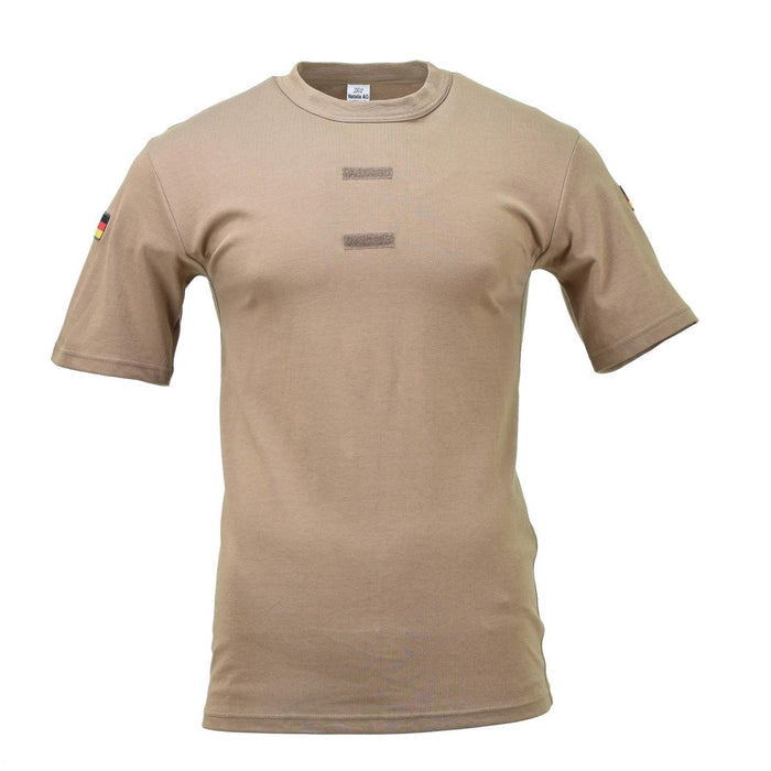 Camisa militar alemana caqui de manga corta con banderas de hombro con gancho y bucle tropical en el pecho, diseño transpirable y liviano.