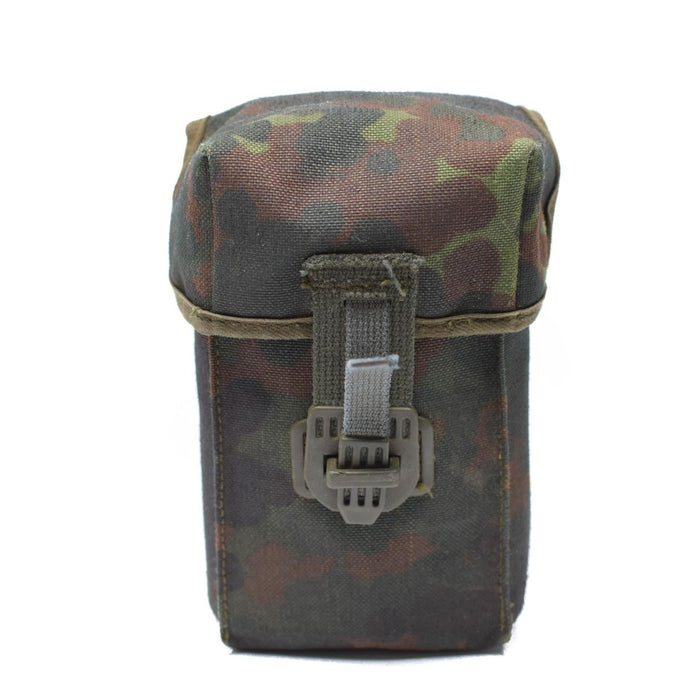 Portacargador militar alemán G3 en camuflaje Flecktarn con tela duradera y cierre de hebilla seguro, equipo militar excedente.
