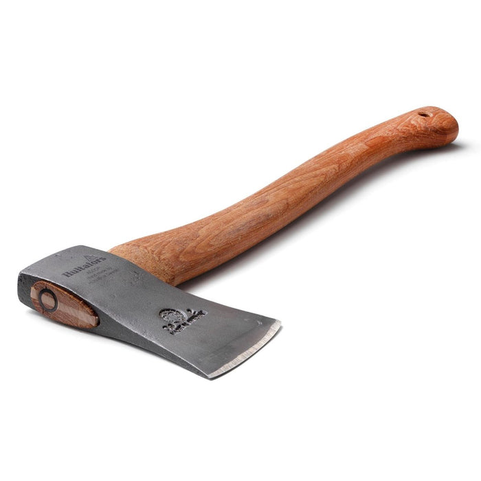 Hacha HULTAFORS H009SV de acero al carbono forjada a mano con mango ligero de madera de nogal curvo sobre fondo blanco
