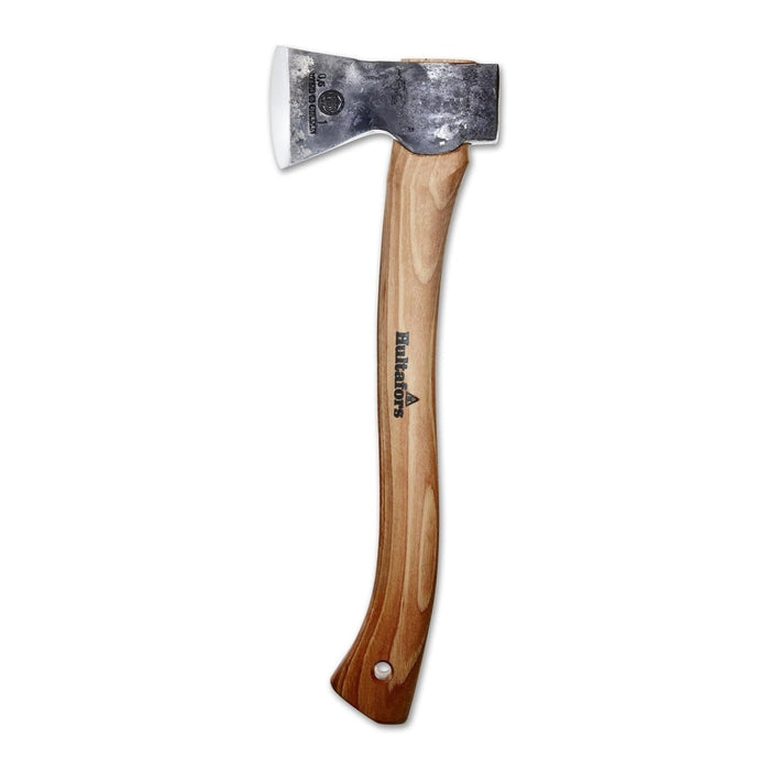 Hacha de jardinería Hultafors Hultan con hoja de acero al carbono y mango ergonómico de nogal americano para uso exterior.