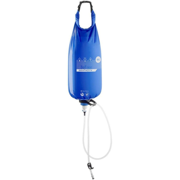 Vejiga de hidratación con filtro de agua Katadyn BeFree Gravity 10L con membrana EZ-Clean y válvula de liberación rápida colgante vista aislada