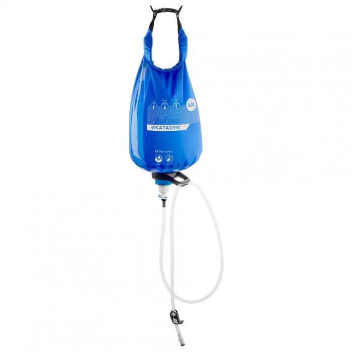 Filtro de agua Katadyn BeFree Gravity de 6L con vejiga colgante y manguera para purificación e hidratación de agua en exteriores.