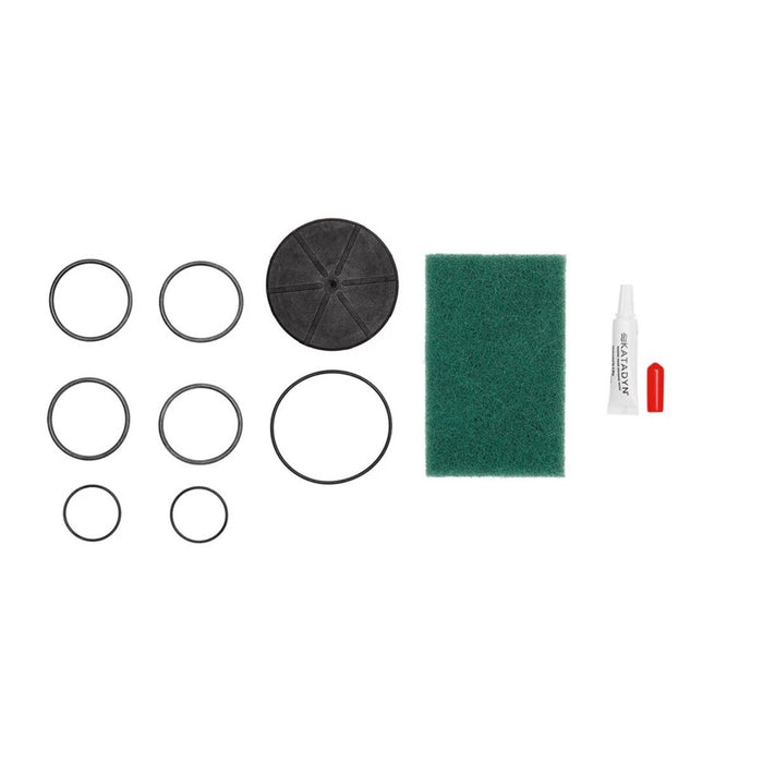 Kit de mantenimiento del filtro de agua Katadyn Vario con juntas tóricas de repuesto, almohadilla de limpieza, tubo lubricante y componentes de sellado.