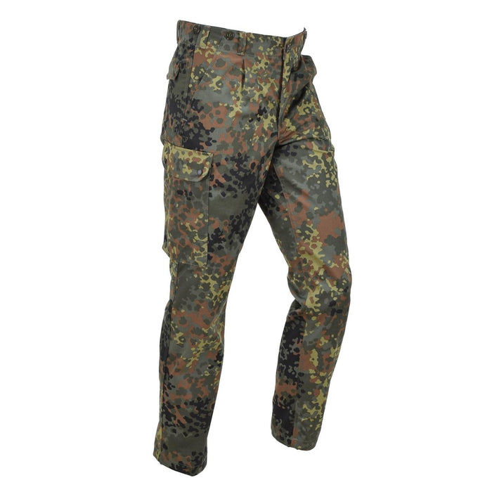 Pantalones tácticos ligeros de airsoft para hombre Leo Köhler en camuflaje Flecktarn con bolsillos cargo y trabillas para cinturón.