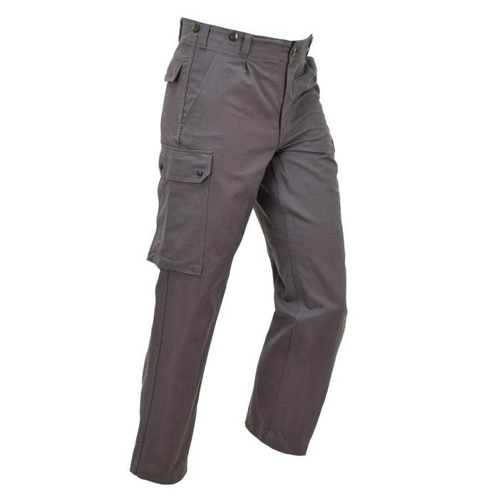 Pantalones cargo militares grises para hombre con múltiples bolsillos, tela de algodón duradera y un ajuste relajado para un uso versátil.