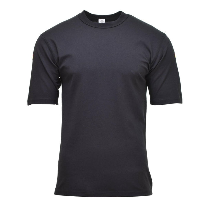 Camiseta militar negra Leo Kohler de manga corta y parches de la bandera alemana en cada brazo para personal del ejército.