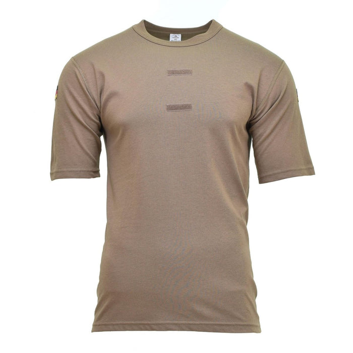 Camiseta militar caqui Leo Kohler diseñada como una capa base ligera y transpirable para tropas del ejército y uso al aire libre.