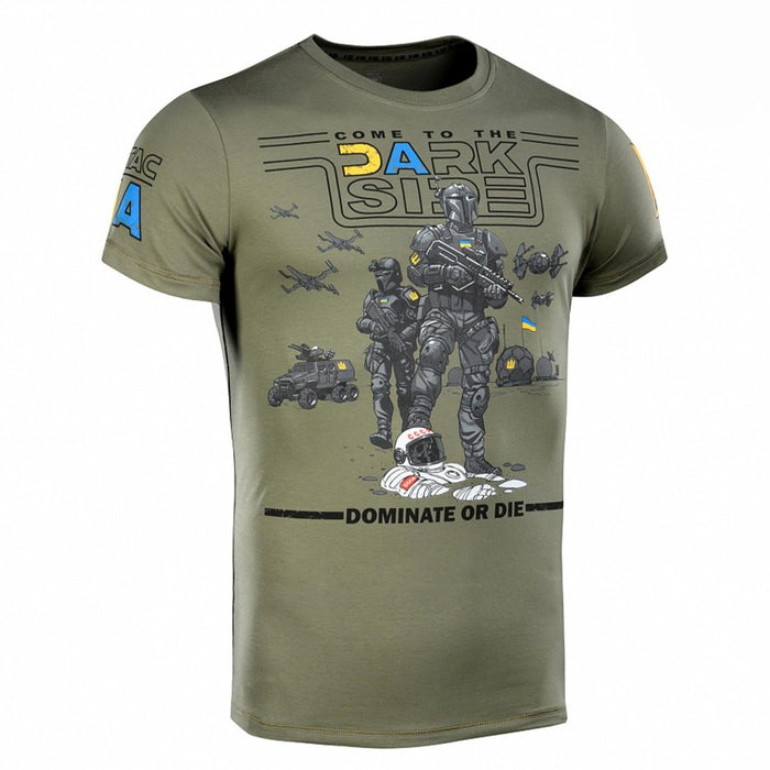 Camiseta de estilo militar M-TAC de color verde oliva con gráfico de soldados tácticos y detalle de la bandera de Ucrania en la manga.