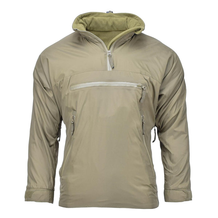 Chaqueta anorak térmica ligera en color verde oliva con capucha y bolsillo frontal con cremallera para deportes y actividades al aire libre.