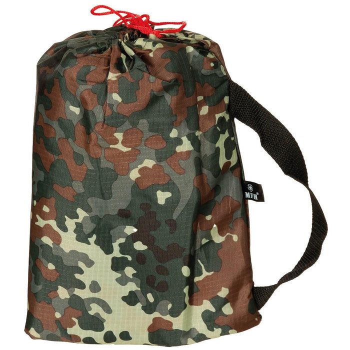 Refugio de lona impermeable MFH en camuflaje alemán Flecktarn con cierre de cordón y asa de transporte negra