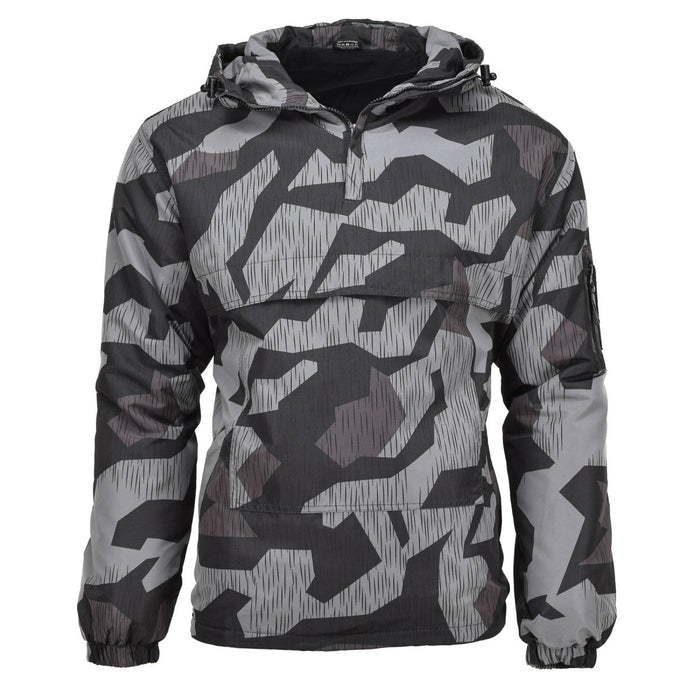 Chaqueta anorak MIL-TEC en camuflaje noche astilla con capucha, cortavientos y cálida para uso militar.