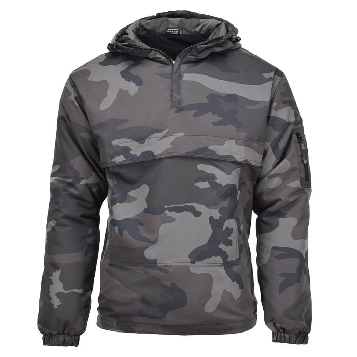 Chaqueta anorak ligera con capucha MIL-TEC en camuflaje nocturno CCE con bolsillo frontal con solapa y bolsillo con cremallera en la manga