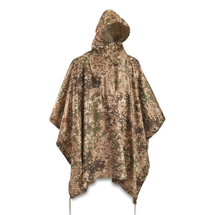 Poncho de camuflaje impermeable Mil-Tec con capucha, tejido ligero ripstop, botones frontales y orificios para cordón para uso en exteriores.