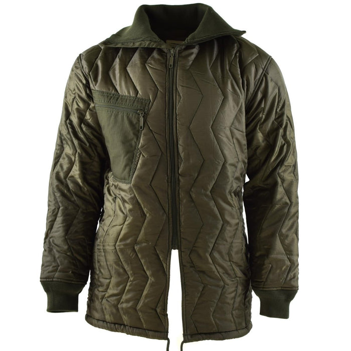Chaqueta de campo acolchada del ejército alemán Mil-Tec de color verde oliva con forro aislante, cremallera frontal y detalle de bolsillo en el pecho.