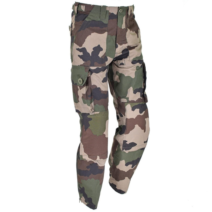 Pantalones de camuflaje CCE de estilo militar Mil-Tec con tejido ripstop, rodillas acolchadas, cinturilla ajustable y parte inferior con cremallera.