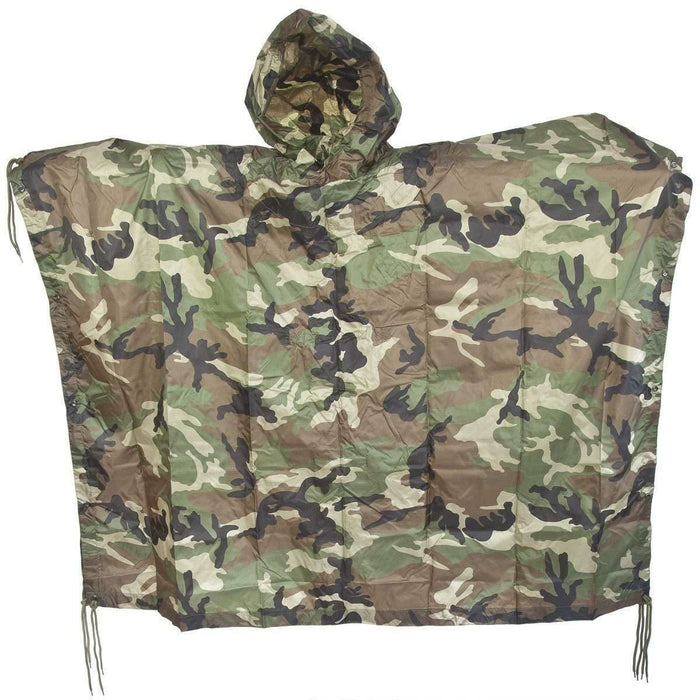 Poncho Mil-Tec impermeable de camuflaje Woodland con capucha, capa de lluvia antidesgarro estilo militar para uso táctico y al aire libre