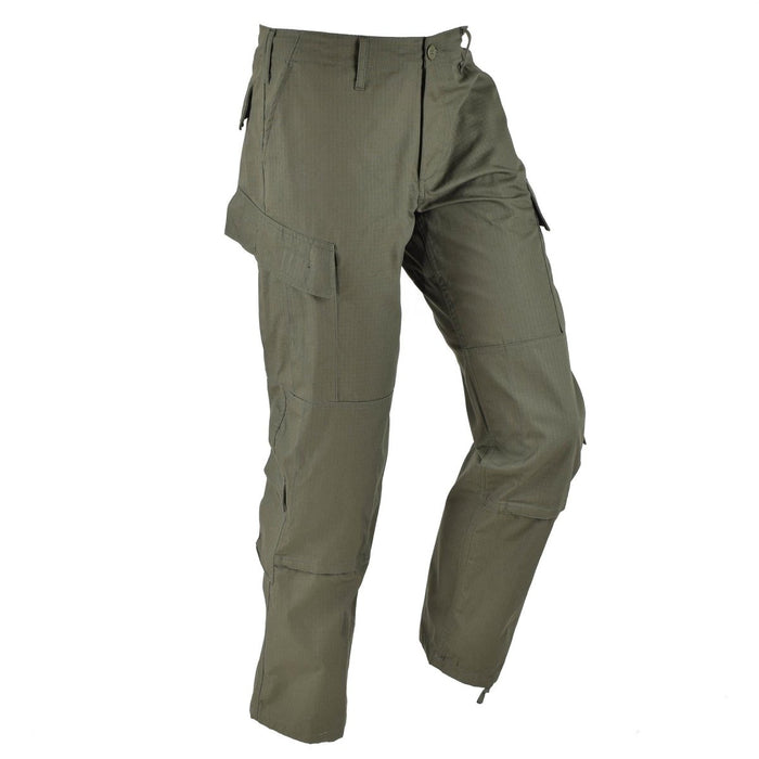 Pantalón cargo Mil-Tec verde oliva estilo U.S. Army con tejido ripstop y múltiples bolsillos funcionales para uso en exteriores.