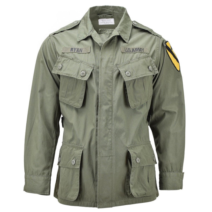 Chaqueta selvática M64 estilo Vietnam del Ejército de EE. UU. Mil-Tec en color verde oliva con múltiples bolsillos y parches militares.