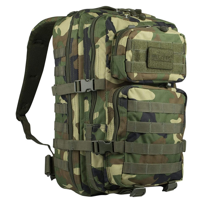 Mochila MIL-TEC U.S. Assault 36L en camuflaje bosque con múltiples compartimentos y correas ajustables para senderismo y uso táctico