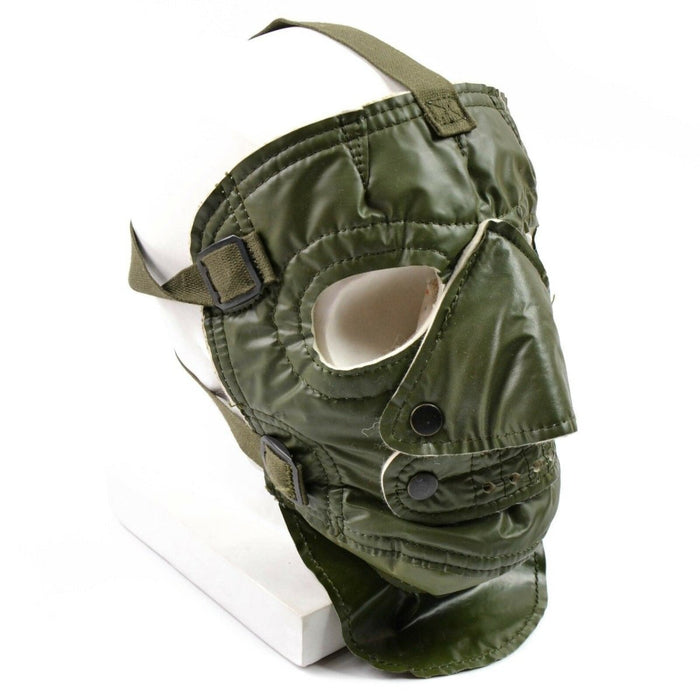 Mascarilla verde para clima frío del ejército estadounidense con correas ajustables y un diseño militar espeluznante para brindar calidez y protección.