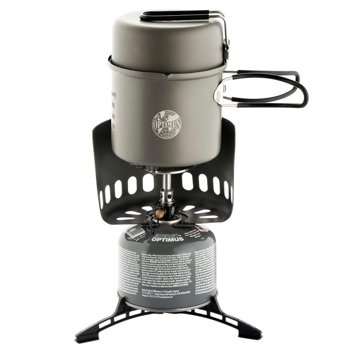 Estufa de camping compacta Optimus Elektra FE con olla, sartén, parabrisas y depósito de combustible, ideal para cocinar al aire libre.