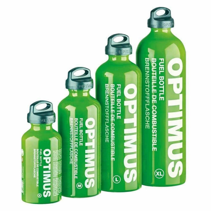 Juego de cuatro botellas de combustible Optimus verdes de diferentes tamaños con tapones de rosca de seguridad para niños para estufas de camping.