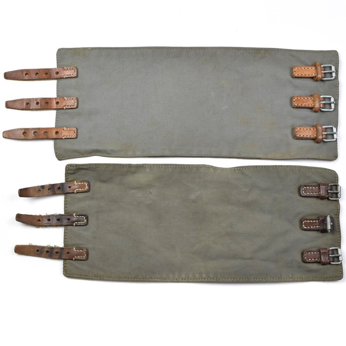 Par de polainas vintage del ejército austriaco M58 con correas de cuero y hebillas de metal en estilo militar verde oliva