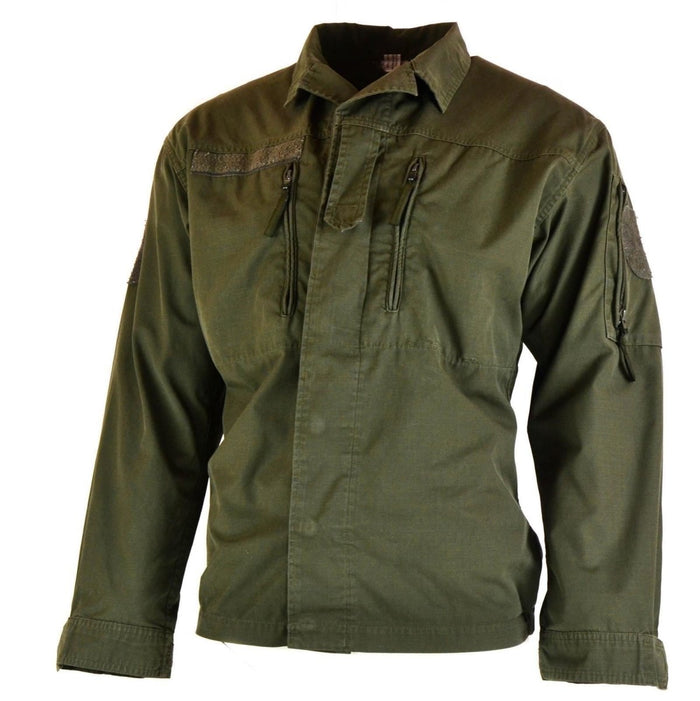 Chaqueta camisera de combate original del ejército austriaco BH en tejido ripstop de color verde oliva con bolsillos con cremallera en el pecho y en los brazos.