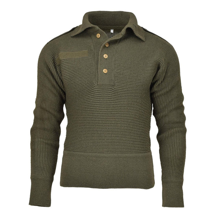 Jersey de canalé verde con cuello con botones sobre fondo blanco