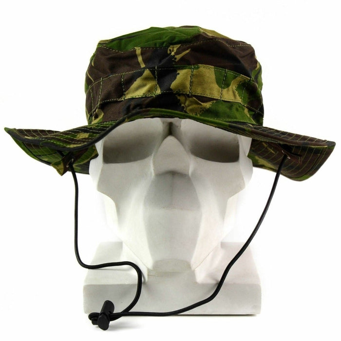 Auténtica gorra boonie del ejército británico en camuflaje del bosque con correa para la barbilla y ala ancha para protección solar y comodidad.