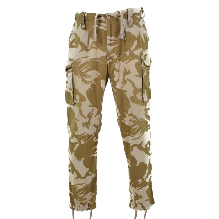 Pantalón de combate ligero de camuflaje del desierto del ejército británico con bolsillos cargo y cintura ajustable.