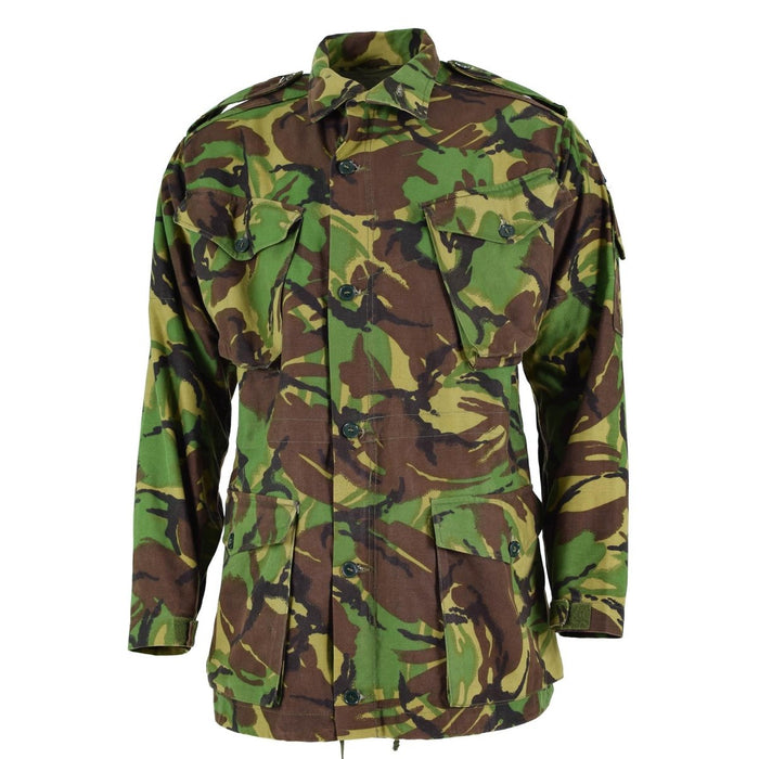 Chaqueta tipo bata de combate BDU del ejército británico en camuflaje forestal con múltiples bolsillos y ajuste ajustable para uso en climas fríos.