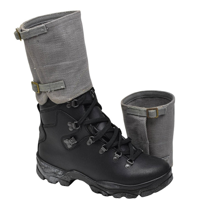 Polainas vintage militares británicas originales en lona gris, que se muestran con botas de combate negras para una protección resistente al aire libre.