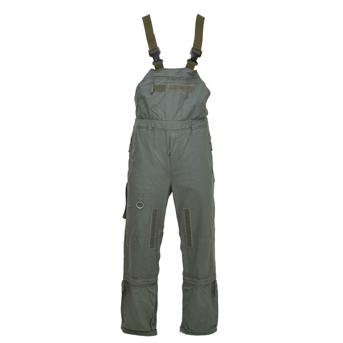 Pantalón con pechera de aramida ignífugo de color verde oliva con correas ajustables y múltiples bolsillos cargo para uso militar resistente.