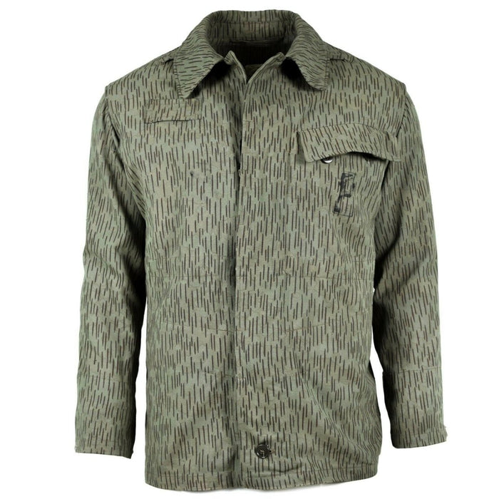 Chaqueta de campo vintage M60 del ejército checo con camuflaje de gotas de lluvia, tela duradera y múltiples bolsillos para uso en exteriores.