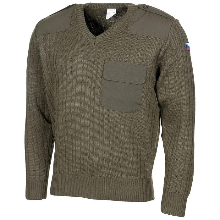 Jersey de lana del ejército checo en color verde oliva con cuello en V, codos reforzados, parches en los hombros y bandera checa en el brazo.