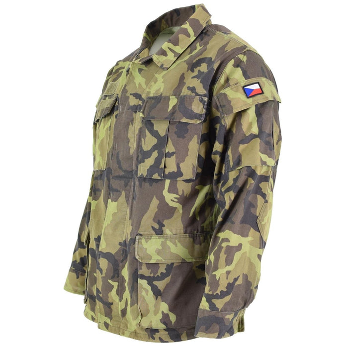 Chaqueta de campaña original del ejército checo con estampado de camuflaje de hojas y parche de la bandera checa en el brazo, múltiples bolsillos delanteros.