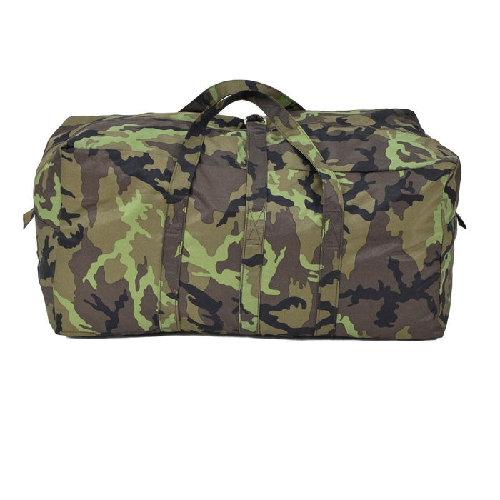 Original bolso de lona militar checo M95 de camuflaje con tela duradera, interior espacioso y cierre con cremallera para viajes y uso al aire libre.