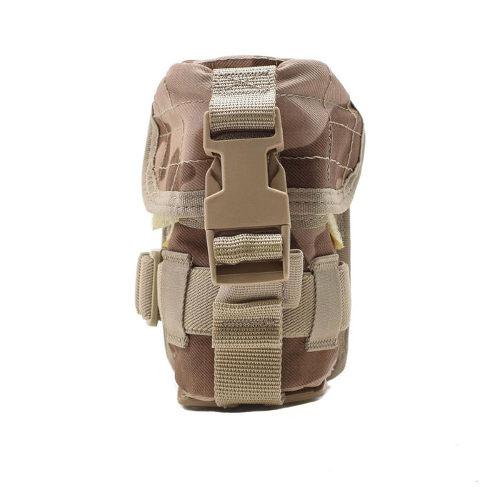 Bolsa táctica para granadas de camuflaje del desierto con sistema de hebilla MOLLE para fijación de equipo militar y almacenamiento seguro.