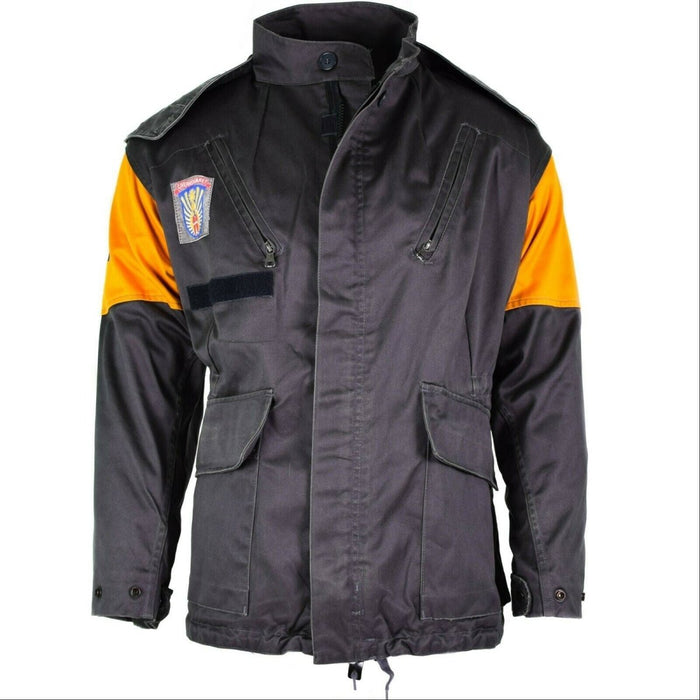 Chaqueta de defensa civil original danesa M84 en gris con parches naranjas en los hombros y múltiples bolsillos con cremallera y solapa