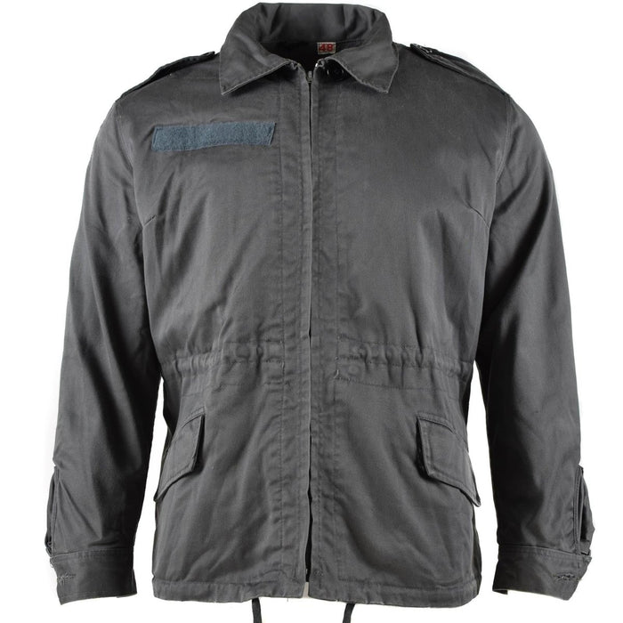 Chaqueta militar original danesa M71 de corte corto en color gris, diseño duradero de excedente de campo vintage con bolsillos delanteros y cierre de cremallera.