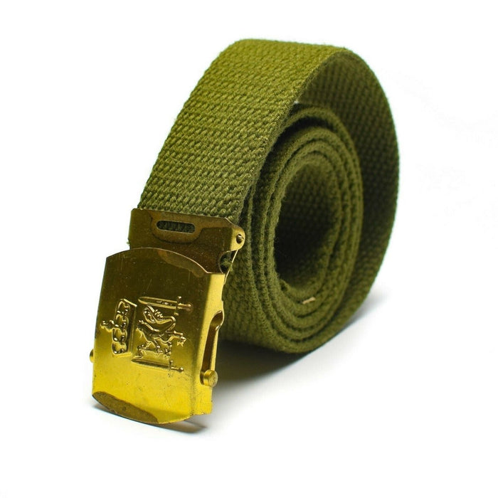 Cinturón militar original de lona verde oliva del ejército danés con hebilla en tono dorado con la insignia real danesa, enrollada.