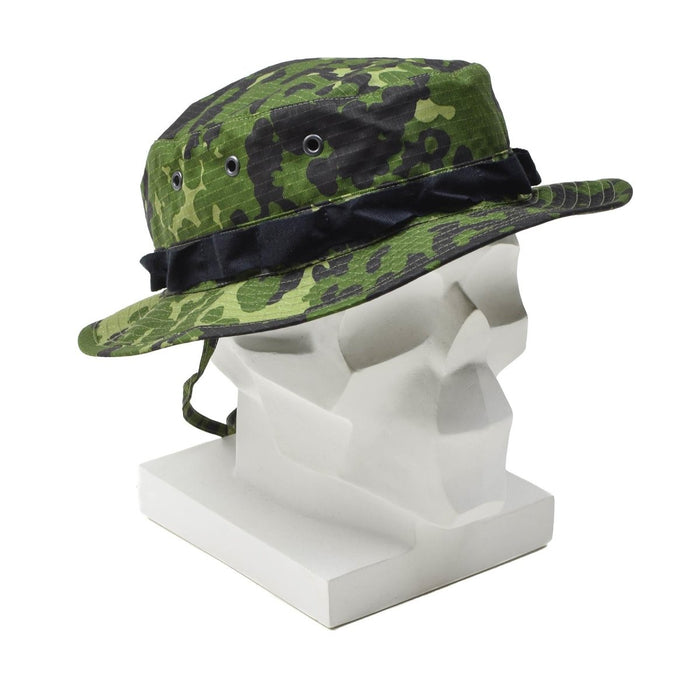 Sombrero boonie de camuflaje danés original M84 hecho de tela ripstop duradera con correa para la barbilla en cabeza de maniquí blanco