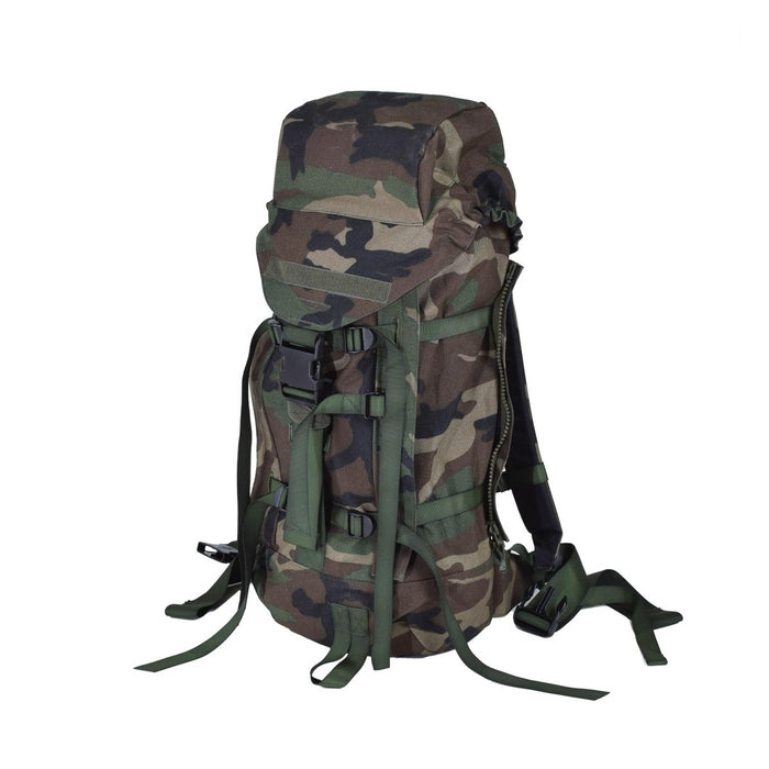 Mochila militar holandesa de camuflaje forestal de 40 litros con correas acolchadas y hebillas de liberación rápida para practicar senderismo y acampar.