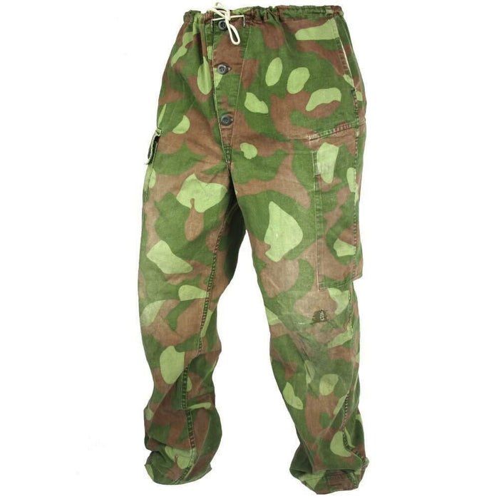 Original pantalón de camuflaje militar reversible finlandés M62 en camuflaje verde y marrón con material duradero y múltiples bolsillos.