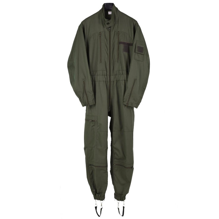 Traje de vuelo F2 original de las Fuerzas Aéreas Francesas confeccionado en resistente tejido verde oliva con múltiples bolsillos con cremallera y cintura ajustable.