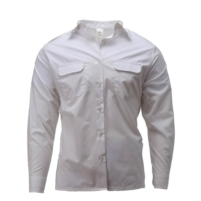 Camisa de vestir formal azul marino militar francesa de manga larga con bolsillos en el pecho y cierre de botones.